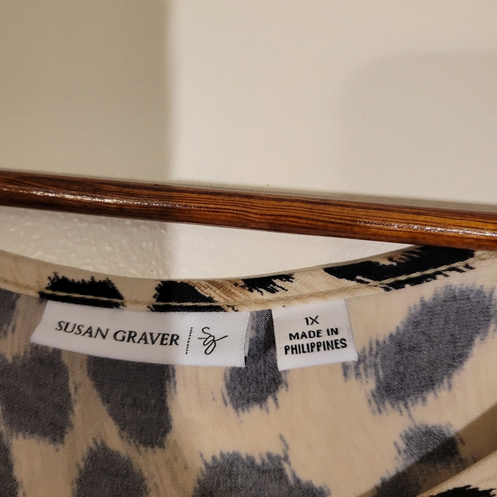 Susan Graver Top with Split Sleeves Leopard Size 1X - Picture 2 of 7